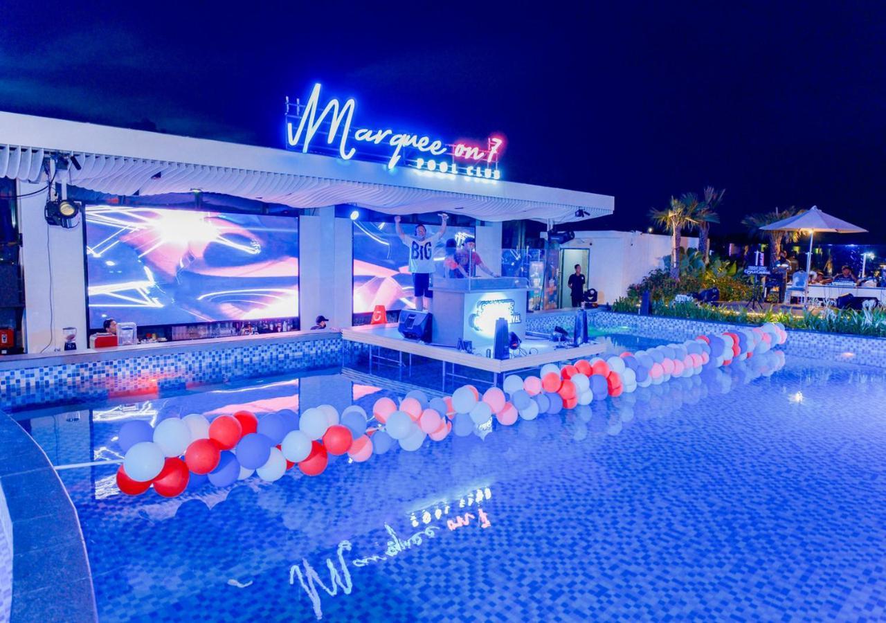 Pentacity Hotel Balikpapan Exteriör bild